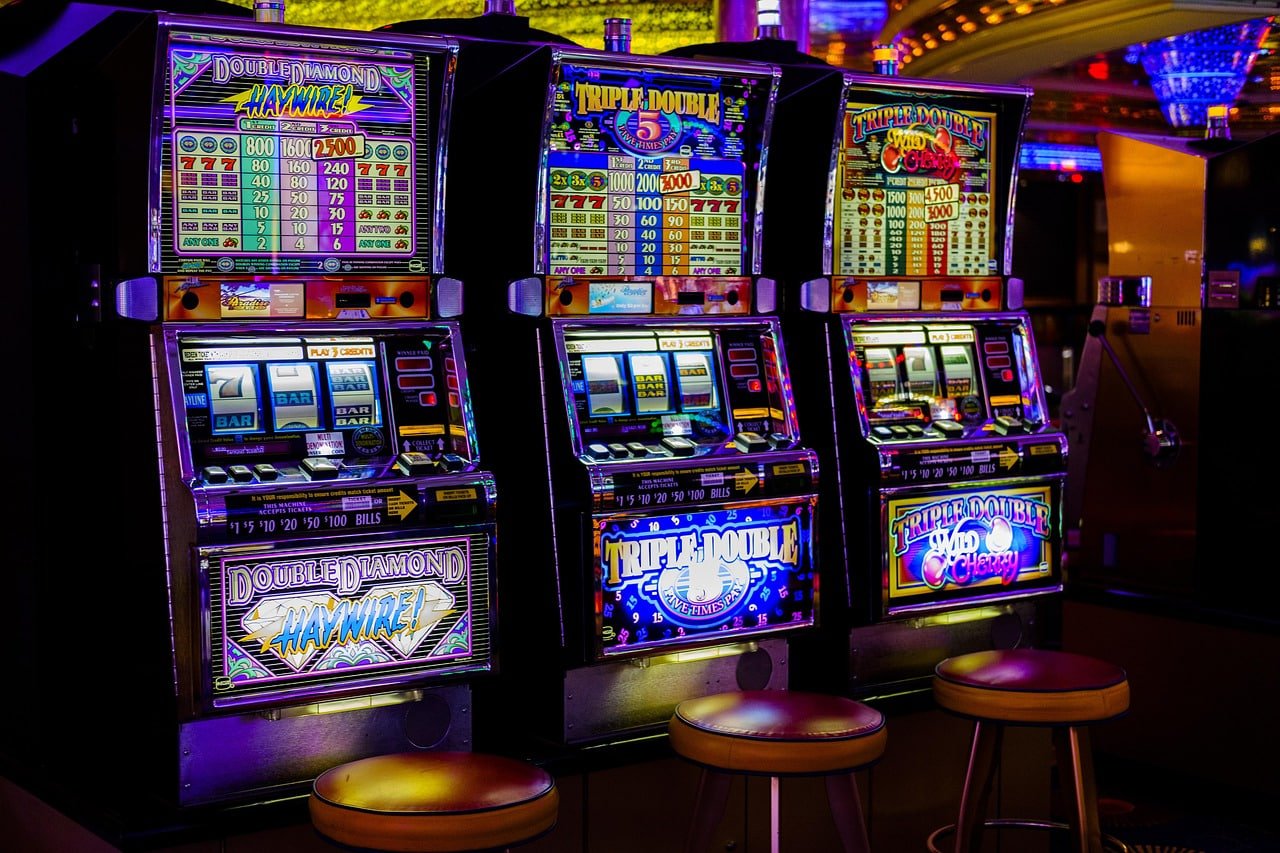 Filipino players enjoying sg777 com sports and casino entertainment on mobile devices